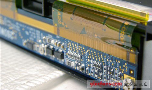 电子新知（1）：液晶面板工艺制造流程详解,可弯曲的柔性印刷板起到信号传输的作用，并且通过异向性导电胶与印刷电路板（蓝色PCB板的部分）压和，使两者连接想通,第5张